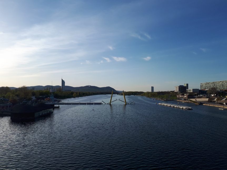 Donauinsel in der Sonne, blauer Himmel