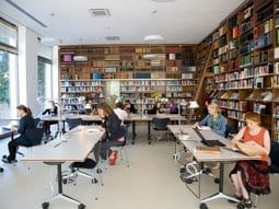 Rundgang durch die Bibliothek der AK