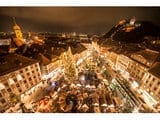 Christkindlmarkt vor dem Rathaus am Hauptplatz