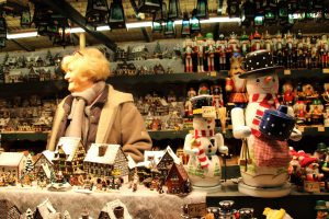 Weihnachtsstand mit Schneemännern aus Holz