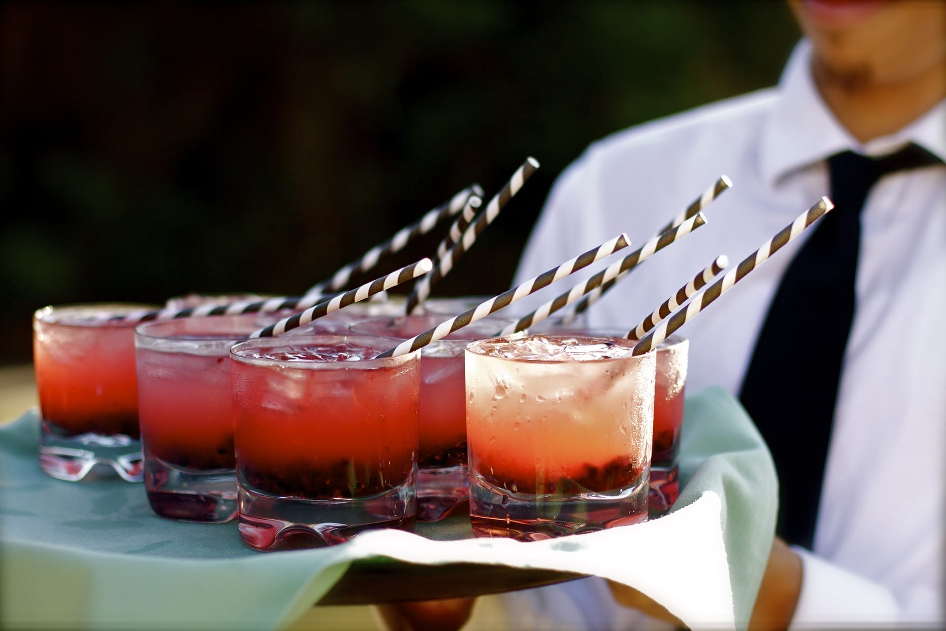rote Cocktails werden serviert