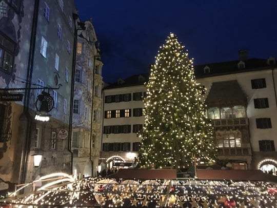 Ein beleuchteter Weihnachtsbaum in der Altstadt