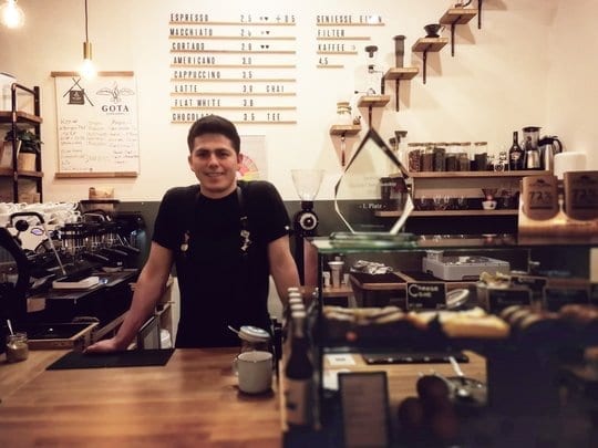 Barista lächelt in die Kamera