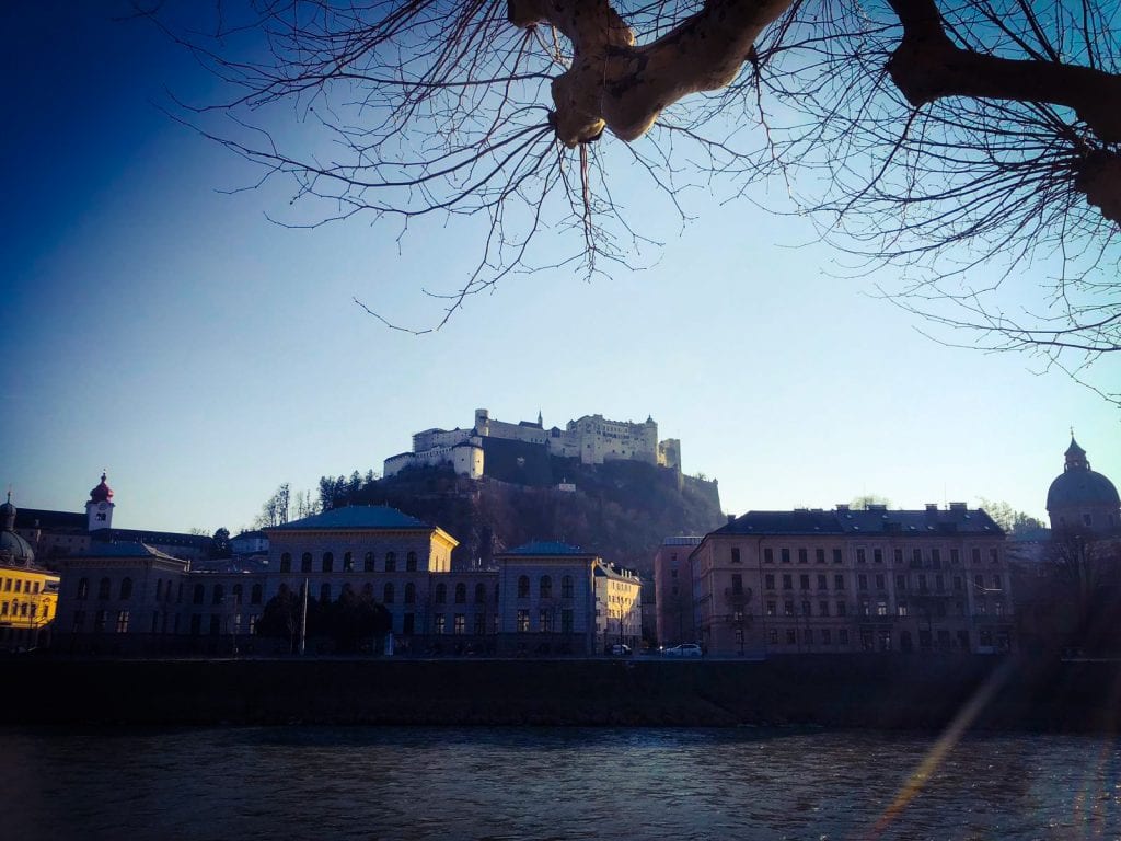 Blick vom Wasser auf Salzburg