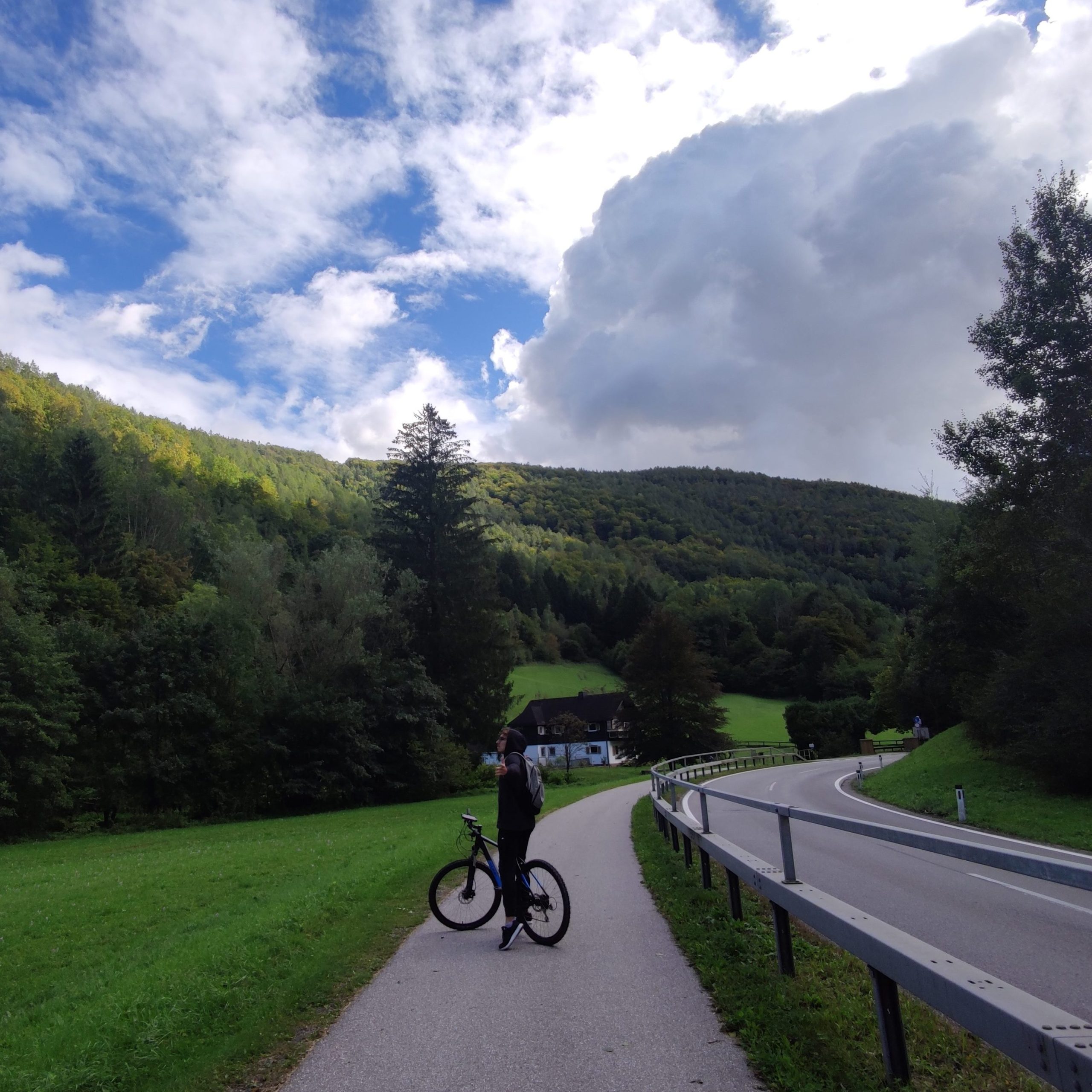 Landschaft und eine Fahradfahrerin