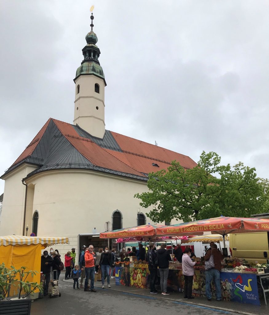 Marktstände mit einer Kirche im Hintergrund