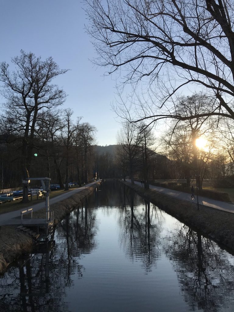 Lendkanal mit untergehender Sonne