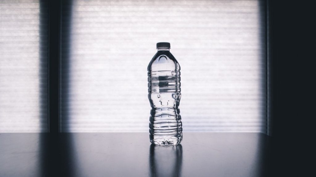 Eine Plastikflasche steht auf einem Tisch