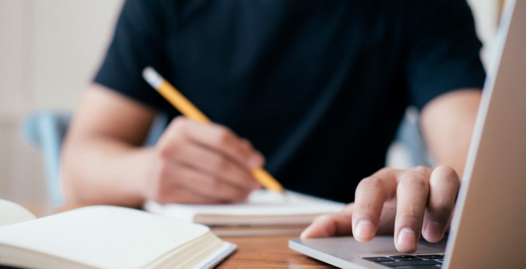 Student beim Lernen am Laptop