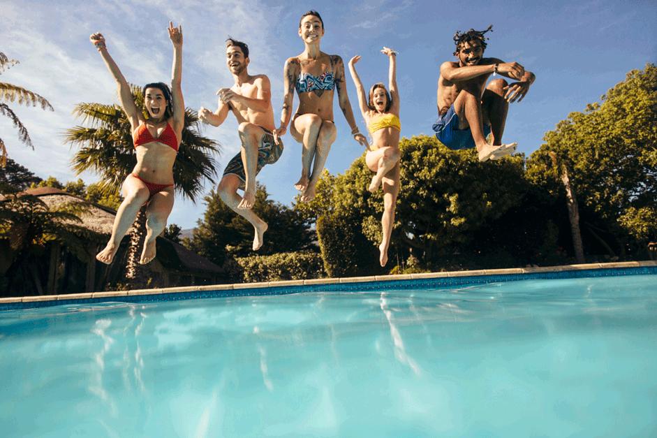 Studenten springen ins Wasser