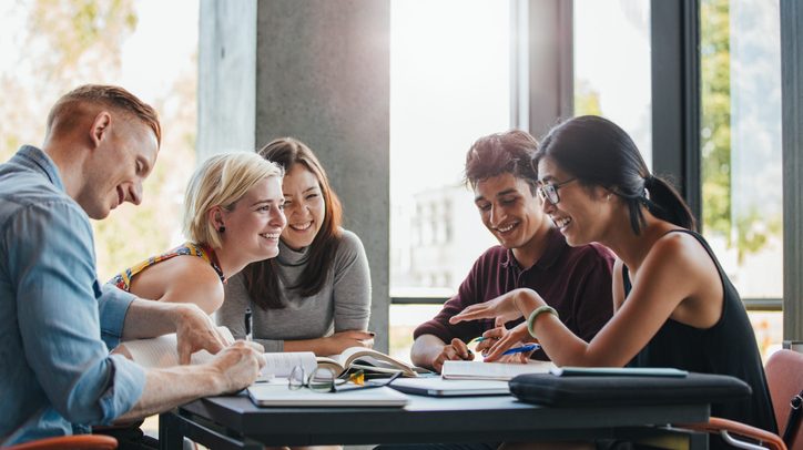 Studenten lernen zusammen