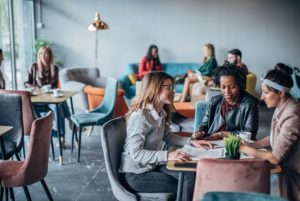 Freunde lernen im Lerncafé in Salzburg