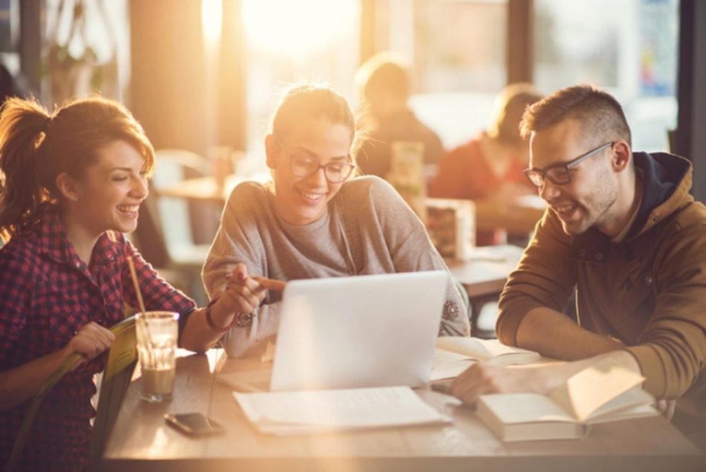 Gruppe Studierender sitzt im Lerncafé in Salzburg