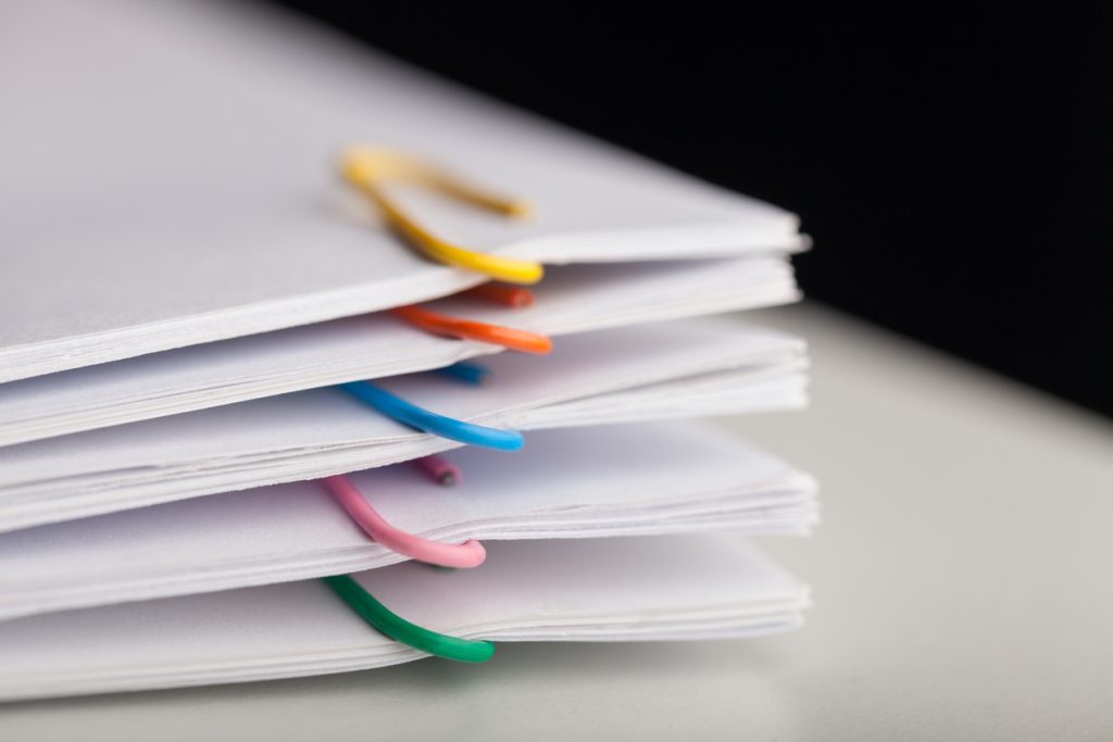 Geordnete Unterlagen mit farbigen Büroklammern