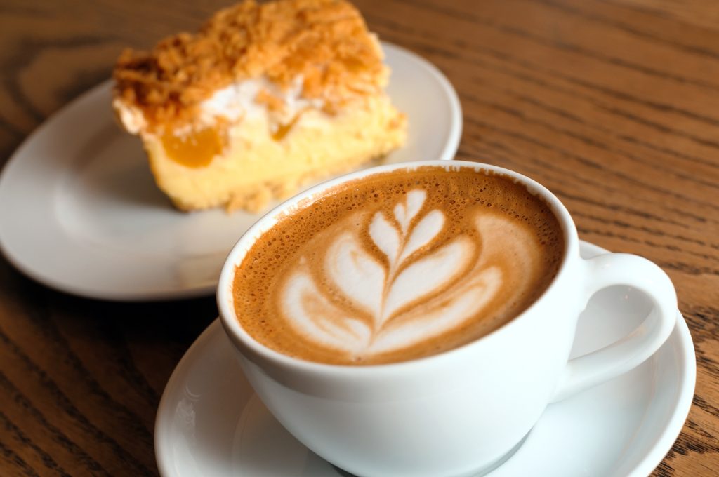 Kaffee und Obstkuchen im Lerncafé in Klagenfurt