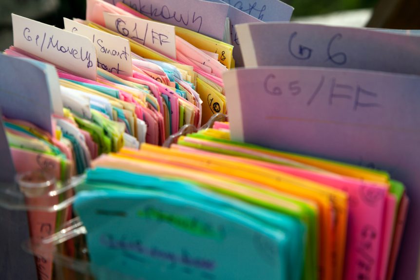 bunte Karteikarten in durchsichtigen Boxen