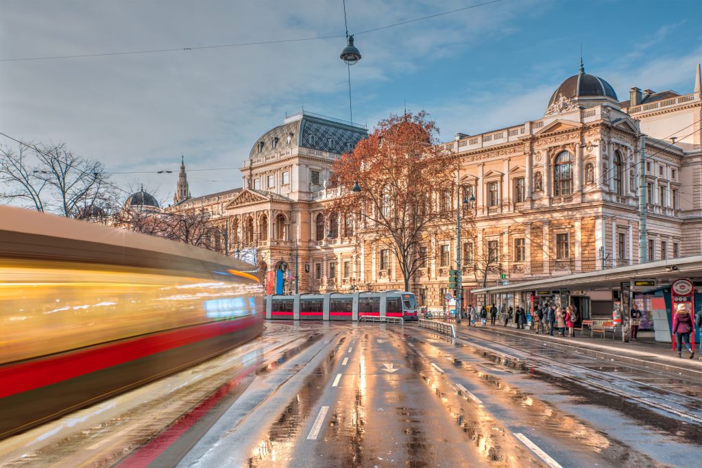 Blick auf die Universität Wien mit Langzeitbelichtung einer Straßenbahn - Wien, Österreich