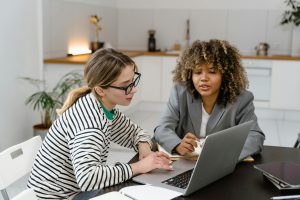 Zwei junge Menschen vor einem Laptop
